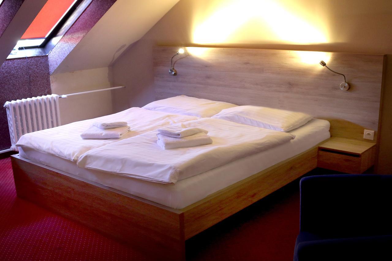 Hotel Stardust Nové Zámky Zewnętrze zdjęcie